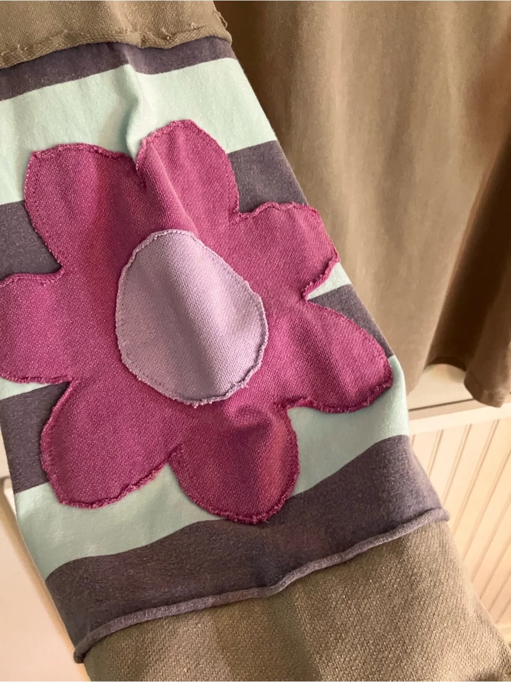 Easel Taupe Lightweight Sweatshirt with Flower Stripe Sleeves - Picture 5 of 9